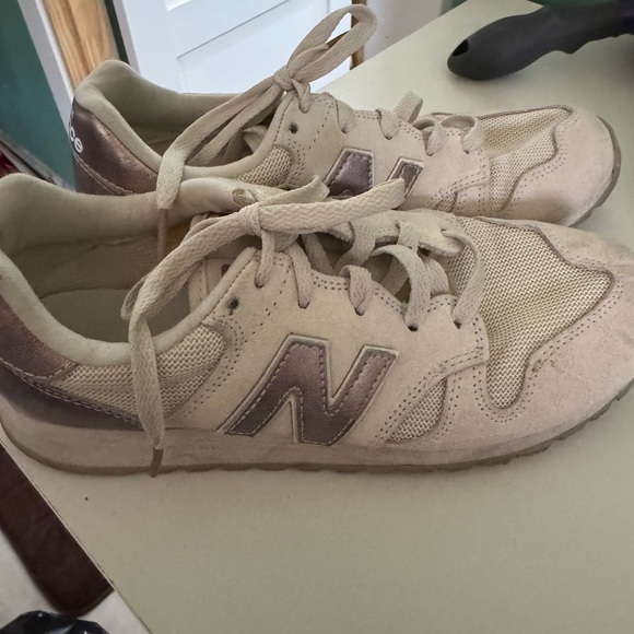 New Balance 520 Neutral Beige Classic Cream Rose gold metallic Sneakers - Picture 2 of 4